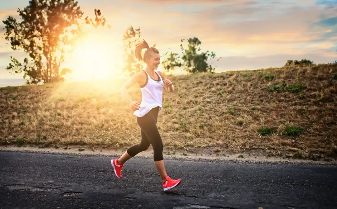 Bieganie przed czy po śniadaniu: co wybrać dla lepszych wyników?