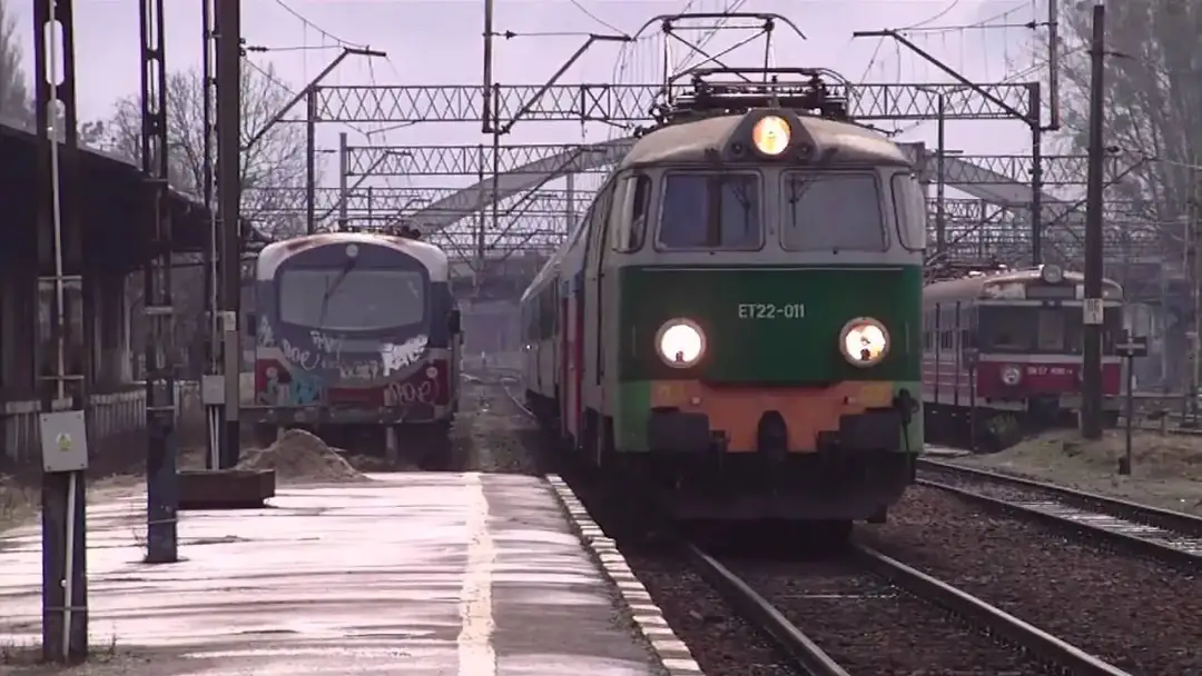 Jak dojechać z Warszawy do Jarosławca pociągiem i uniknąć problemów?