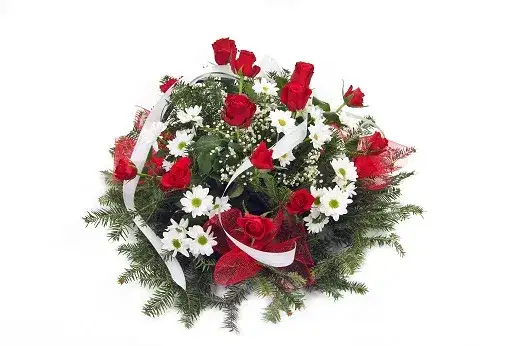 Biała czy czerwona róża na pogrzebie – co wybrać dla zmarłego?