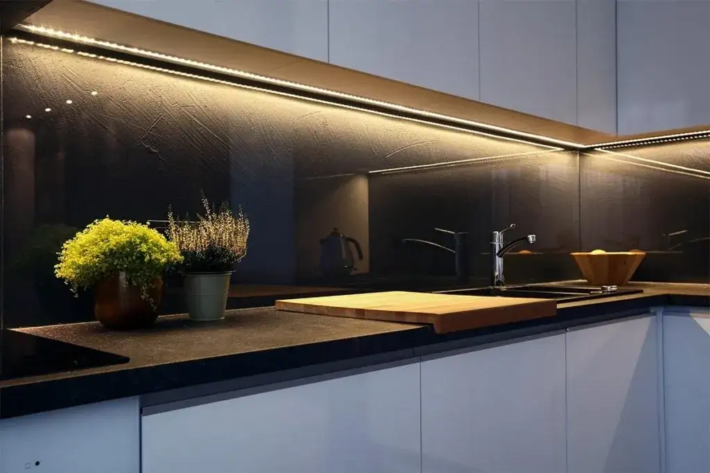 Ściana w kuchni: co zamiast płytek? 7 pomysłów na czystość!