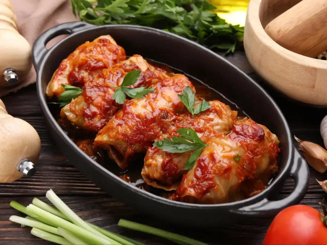 Jak zrobić gołąbki z ryżem w sosie pomidorowym – prosty przepis na obiad