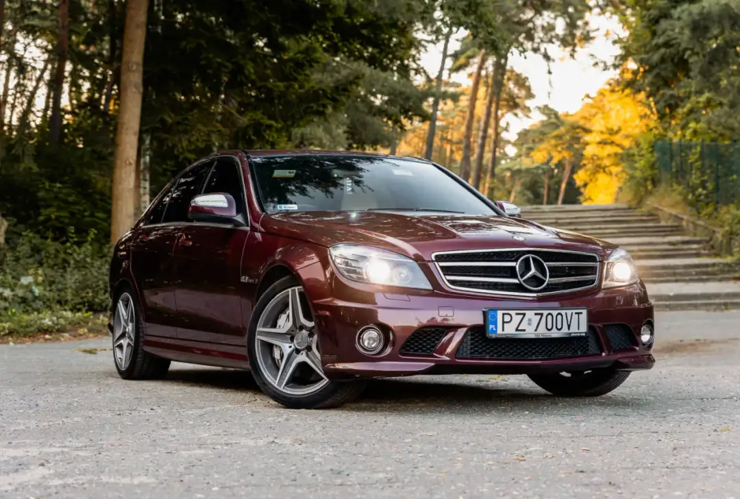Mercedes C63 AMG W204: Kultowy V8. Co musisz wiedzieć przed zakupem?