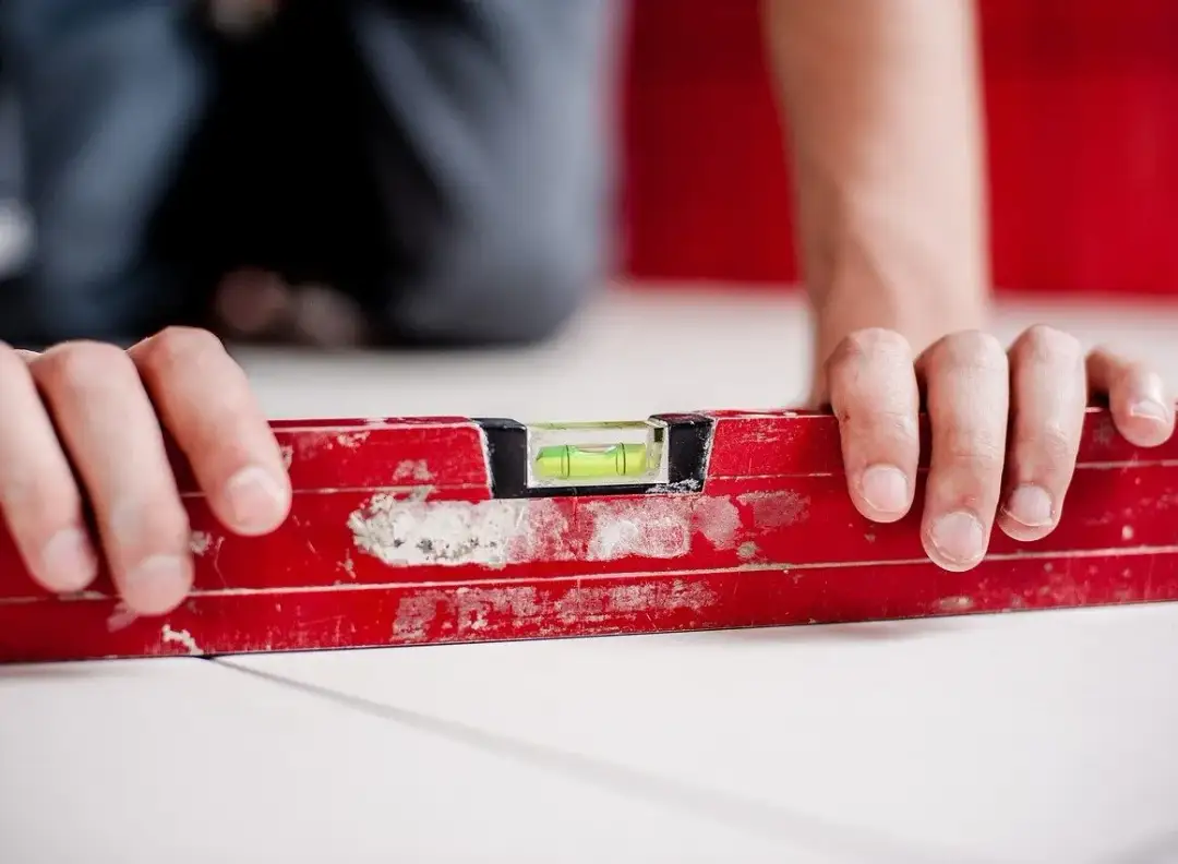 Jak korzystać z poziomicy - proste sposoby na idealne poziomowanie