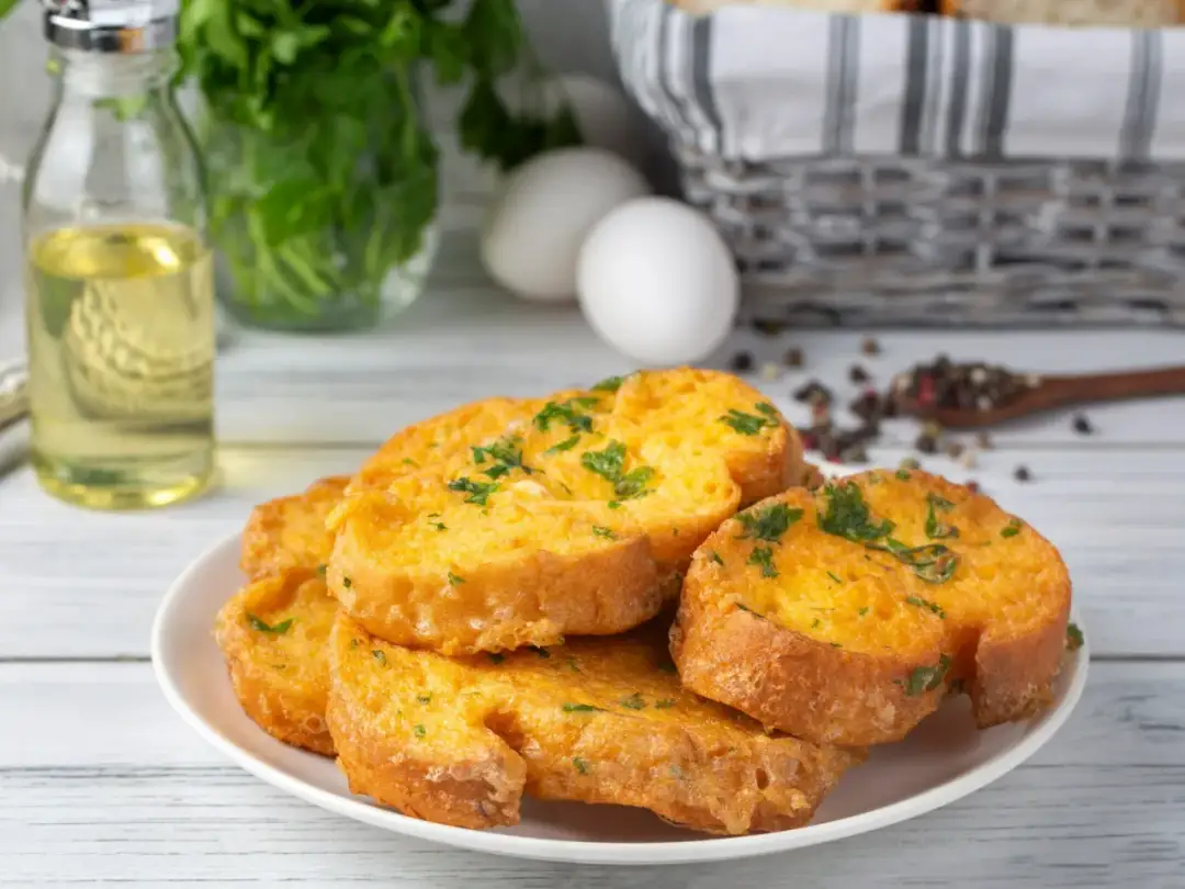 Chleb w jajku: Przepis, warianty na słono i słodko, fit