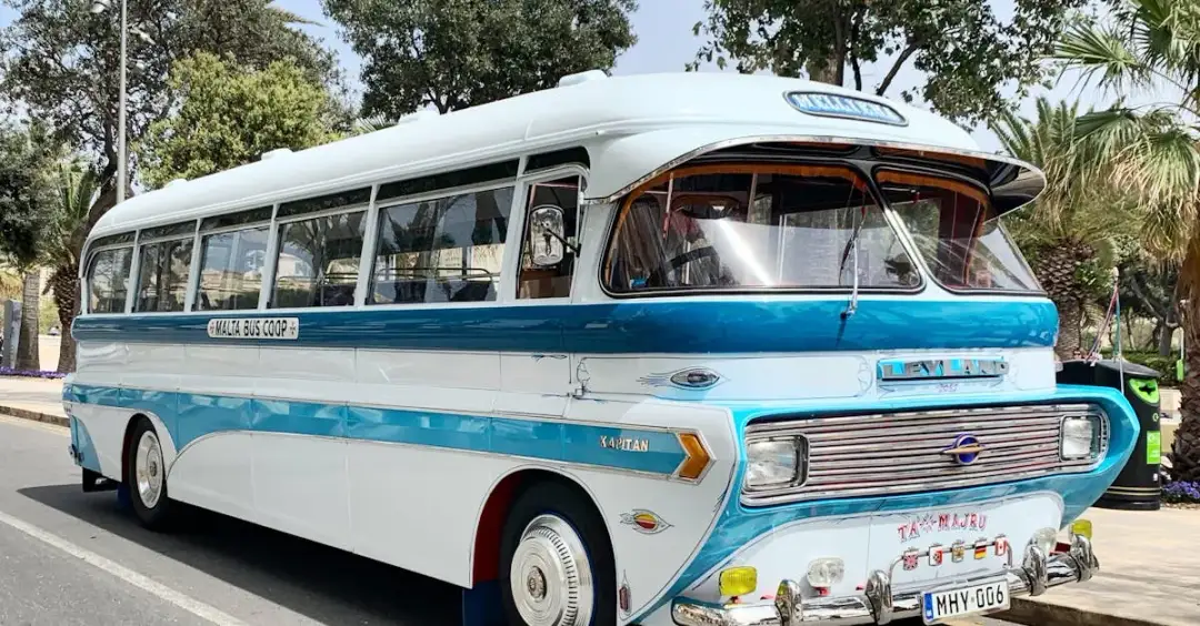 Kultowe sceny filmowe w autobusach - jak wpłynęły na PKS?