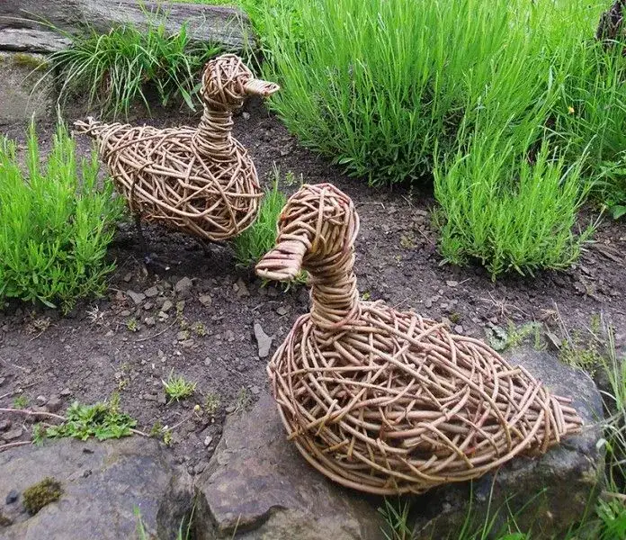 Jak zrobić ozdoby z wikliny do ogrodu – proste i efektowne projekty