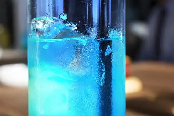 Orzeźwiający drink z blue gin – prosty przepis na idealny koktajl