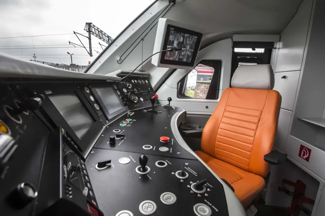 Ile zarabia maszynista pociągu? Sprawdź pensję i dodatki