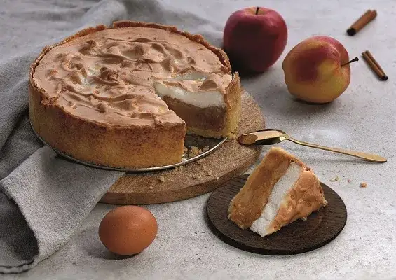 Ile piec szarlotkę z bezą, aby była idealna i nie opadła