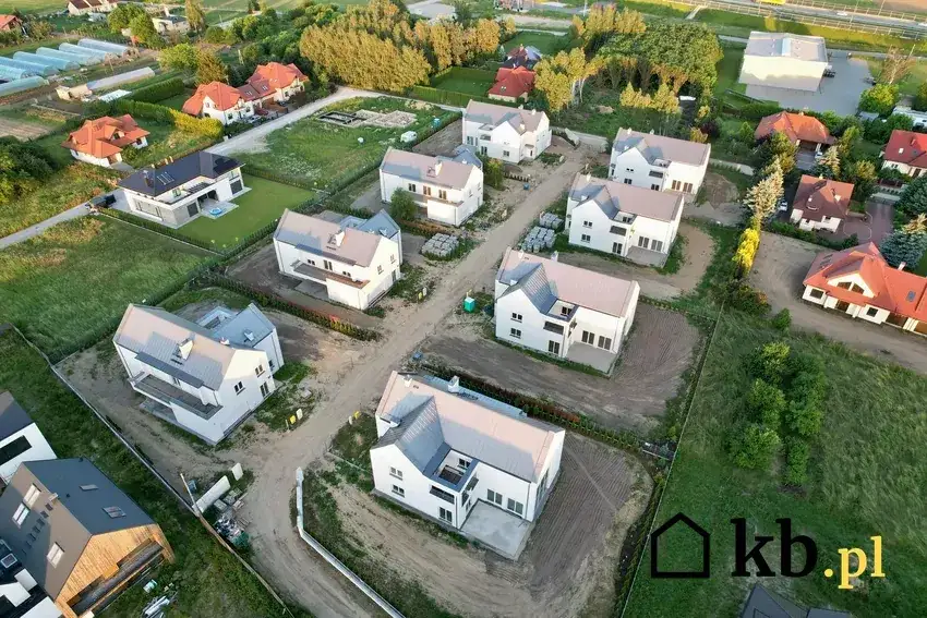 Budynek gospodarczy od granicy: 3, 4 m, czy bliżej? Ekspert wyjaśnia