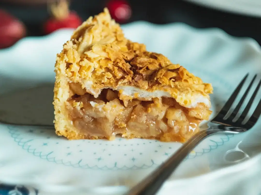 Ile podpiec spód do szarlotki, aby uniknąć zakalca i uzyskać idealną konsystencję?