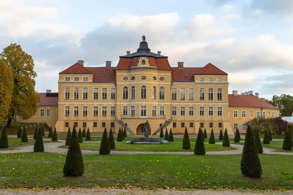 Zamek w Rogalinie: odkryj jego fascynującą historię i architekturę