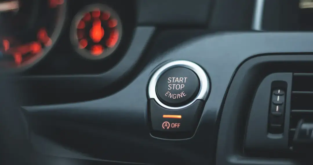 Przycisk Start/Stop w samochodzie - jak działa i czy warto go mieć?