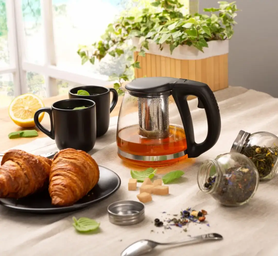 Jak wykorzystać przeterminowaną herbatę? 10 kreatywnych zastosowań w domu