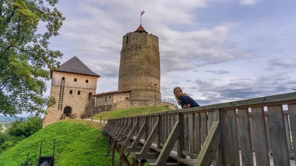 Zamek na Jeziorze Rożnowskim: Ukryta perła wśród wód
