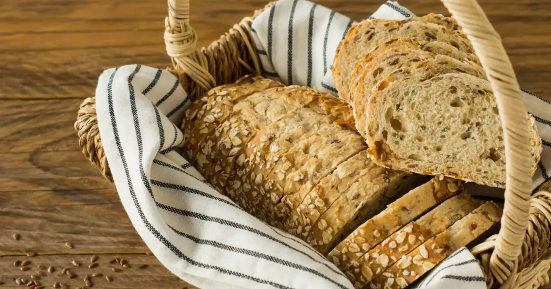 Czy chleb bezglutenowy tuczy? Poznaj prawdę i mity