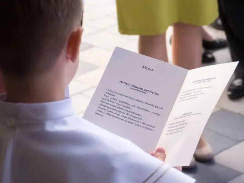 Co się życzy dziecku na komunię? Najpiękniejsze życzenia i inspiracje