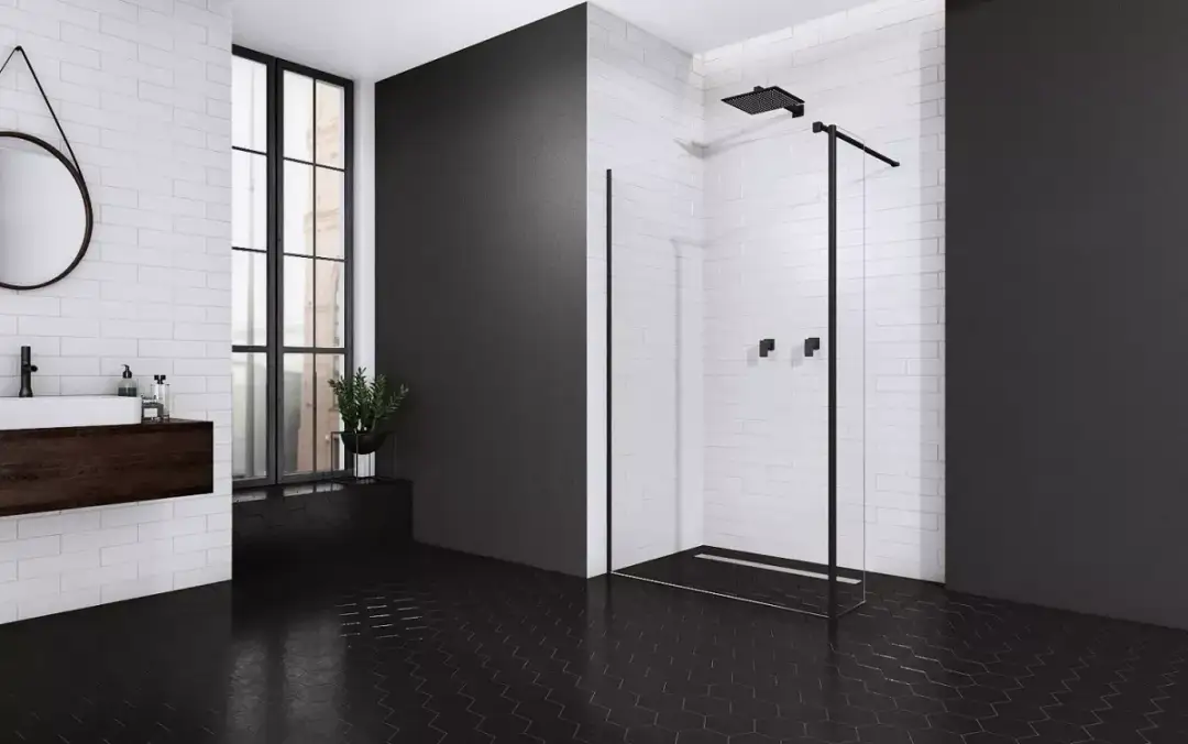 Ciemna podłoga w małej łazience – stylowe rozwiązanie czy pułapka?