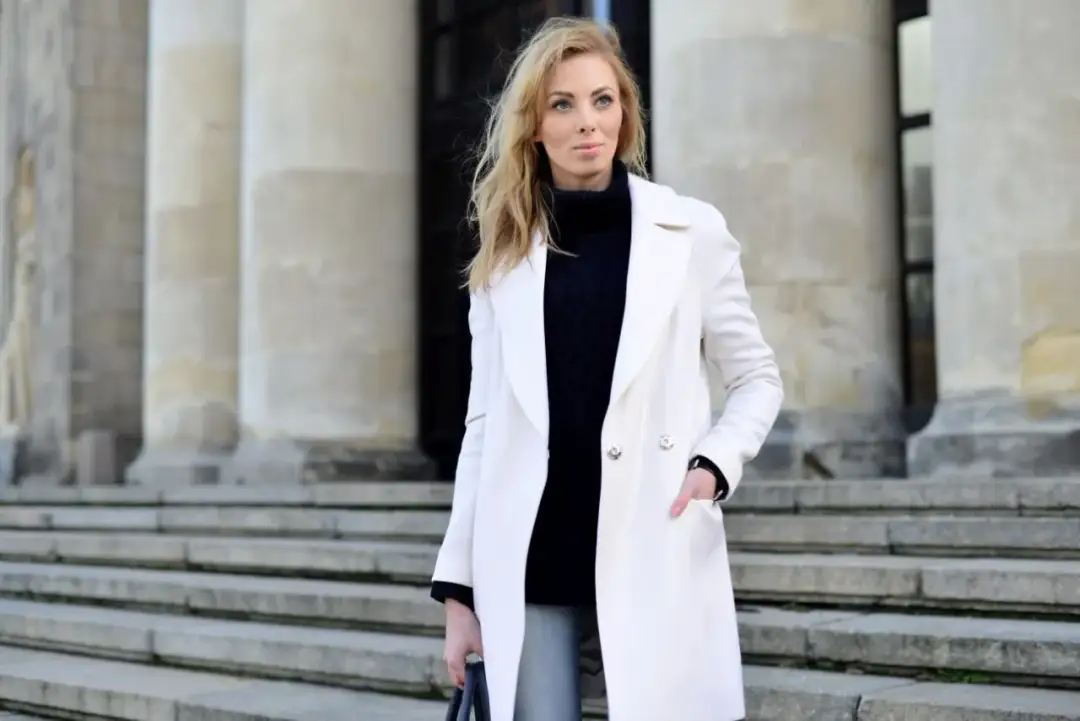 Biały płaszcz: Stylizacje, które odmienią Twój look! Porady ekspertki