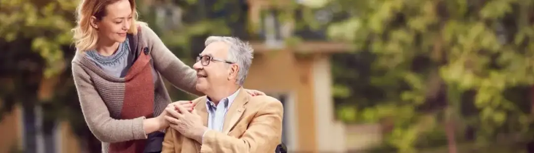 Ile zarabia opiekunka osoby starszej? Zaskakujące wyniki i fakty