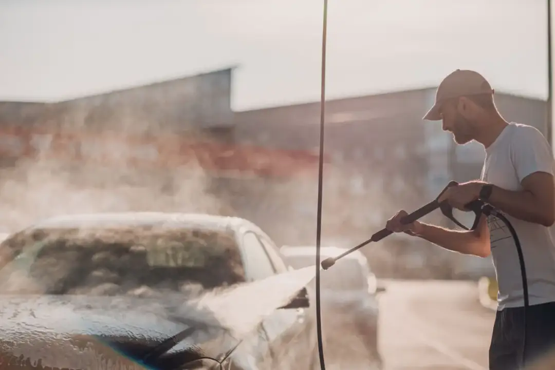 Ile kosztuje myjnia samochodowa ręczna? Sprawdź ceny i usługi