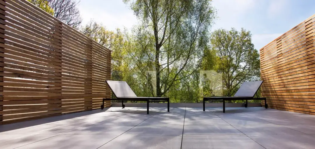 Jaki gres na balkon? Odkryj trwałe i bezpieczne płytki na taras