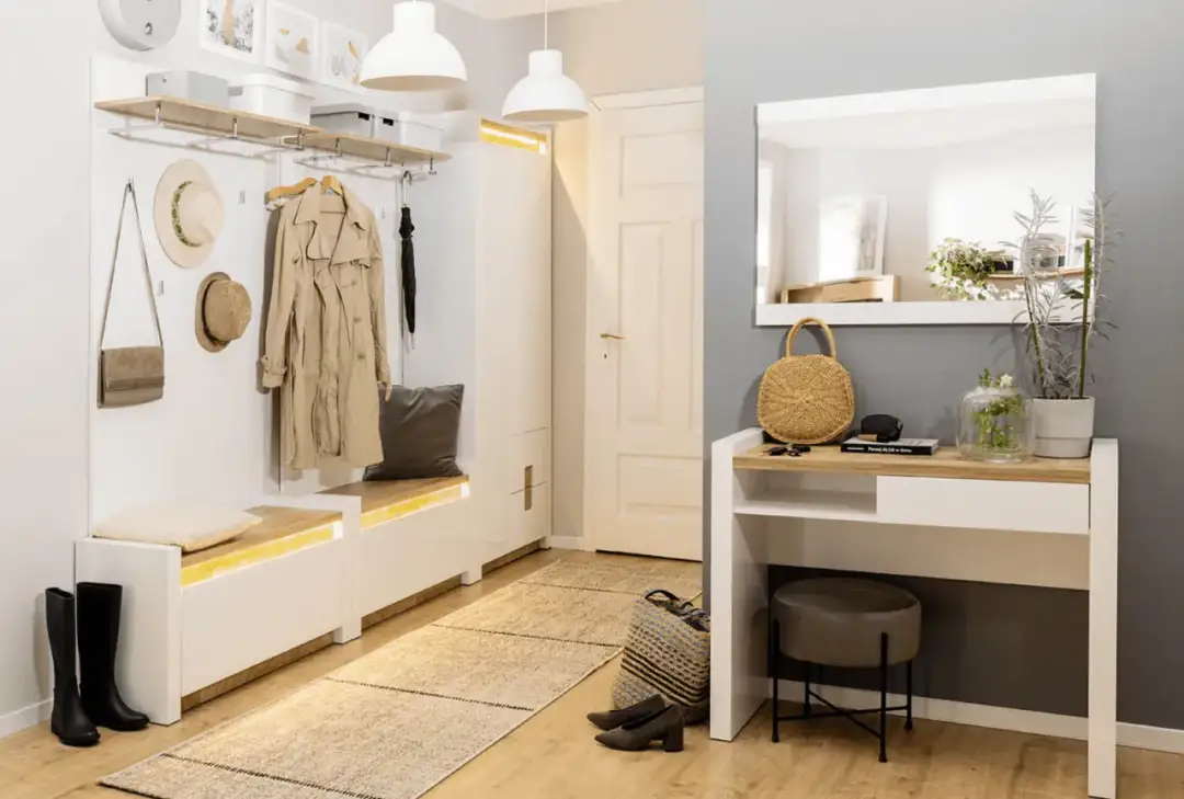 Wąski przedpokój w bloku: Powiększ go i stwórz stylową wizytówkę!