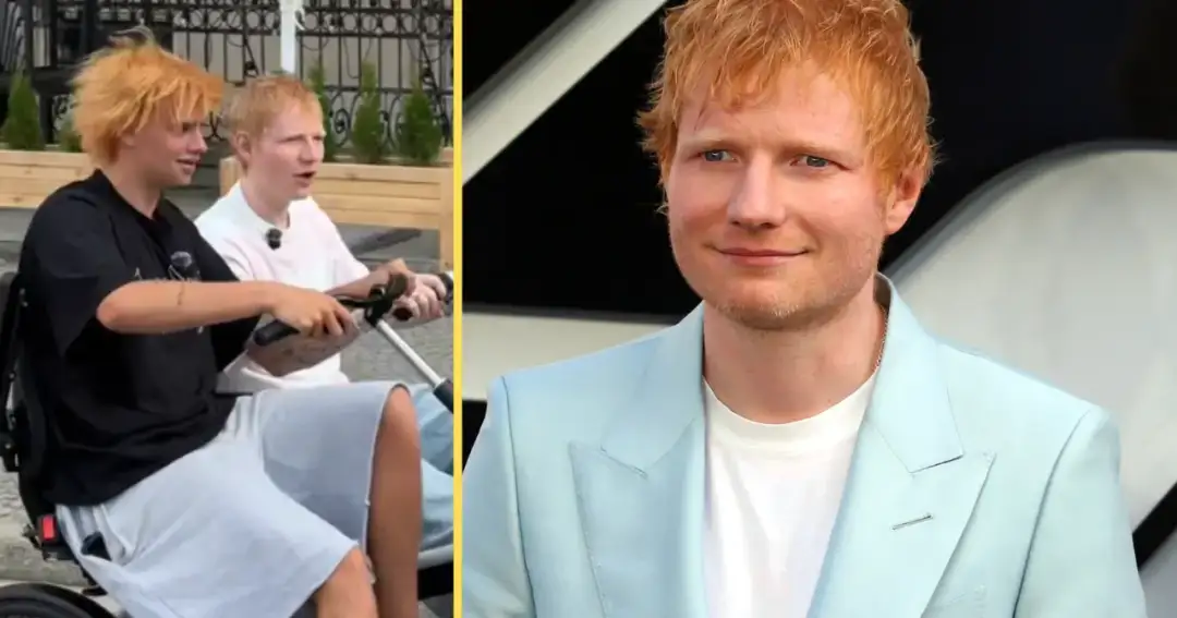 Ed Sheeran w jasnoniebieskiej marynarce i młody mężczyzna z pomarańczowymi włosami na skuterze.