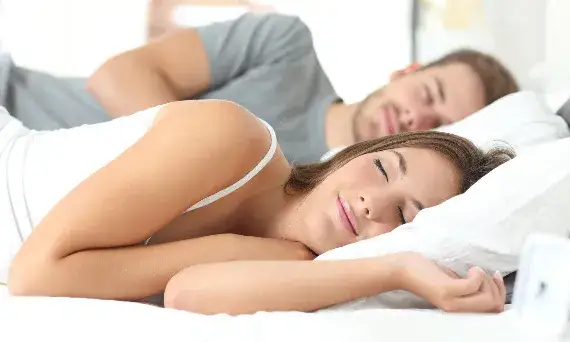 Czy spanie z chłopakiem w jednym łóżku to grzech? Odkryj prawdę.