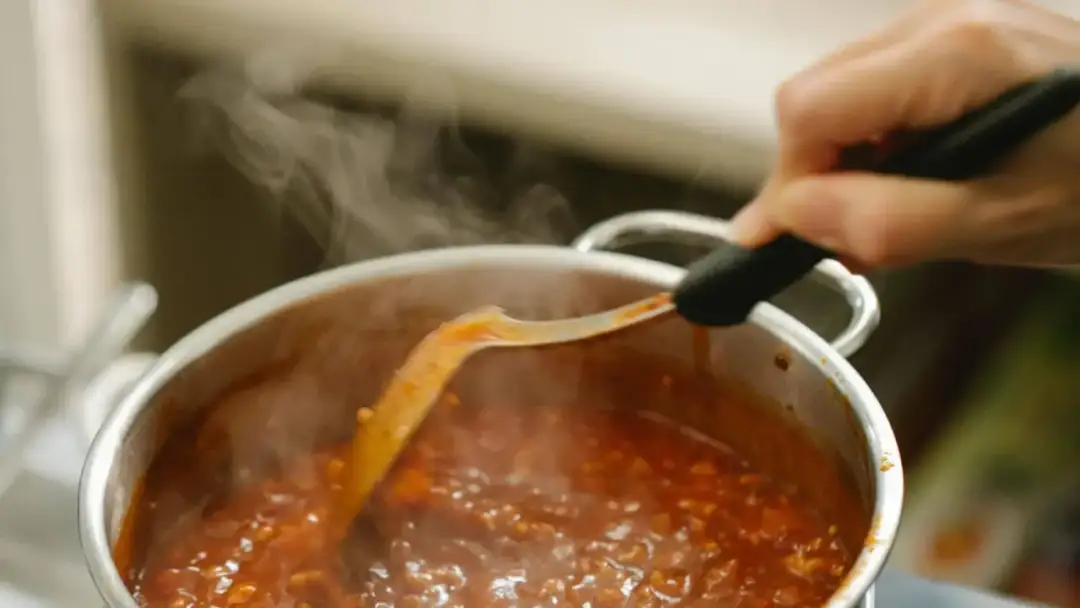 Jakie wino do bigosu? Wybór, ilość i sekretny moment dodania