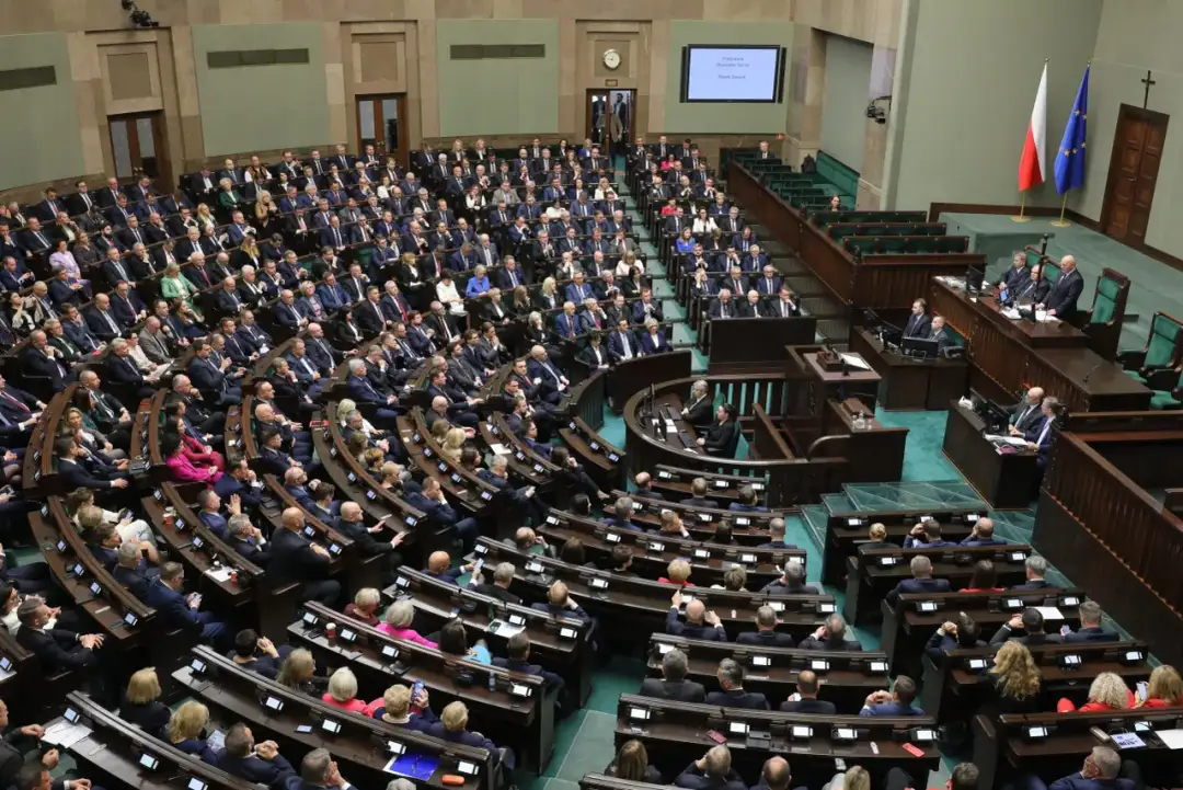 Jakie partie polityczne zasiadają obecnie w sejmie i co to oznacza?