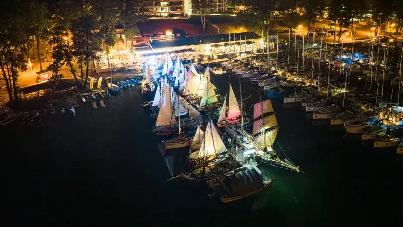 Stanica żeglarska Stranda w Giżycku - marina i port jachtowy nad jeziorem Niegocin