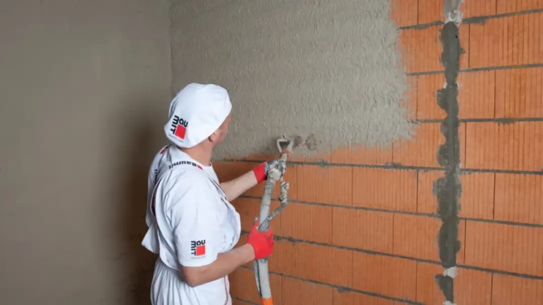 Ile za metr tynku maszynowego? Sprawdź, co wpływa na cenę!