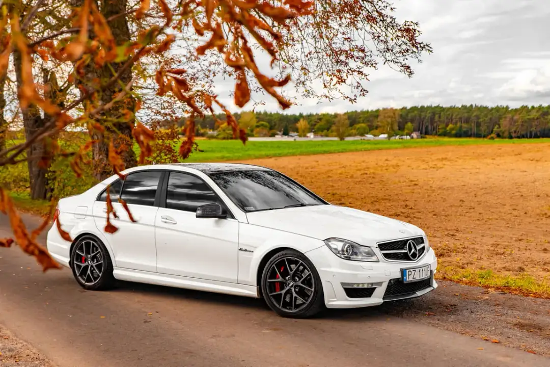 Mercedes C63 AMG W204 - Niezwykłe osiągi i unikalne cechy, które zaskakują
