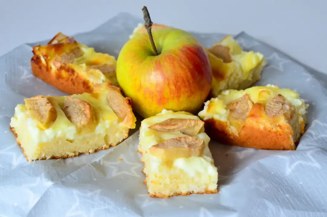 Jak zrobić ciasto jogurtowe z jabłkami i budyniem? Przepis krok po kroku