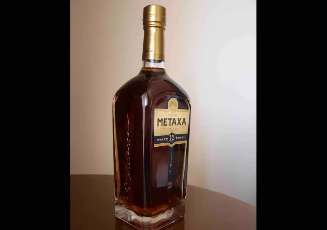 Jak pić metaxę? Odkryj najlepsze sposoby i przepisy na drinki