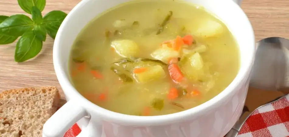 Jak zrobić zupę ogórkową z kiszonych ogórków - łatwy przepis na smakowity obiad