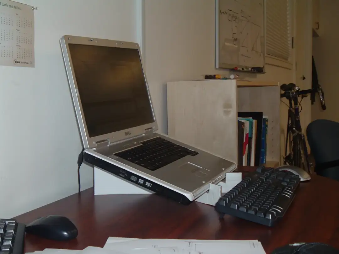 Jak stworzyć ergonomiczny DIY stojak na laptopa, który poprawi komfort