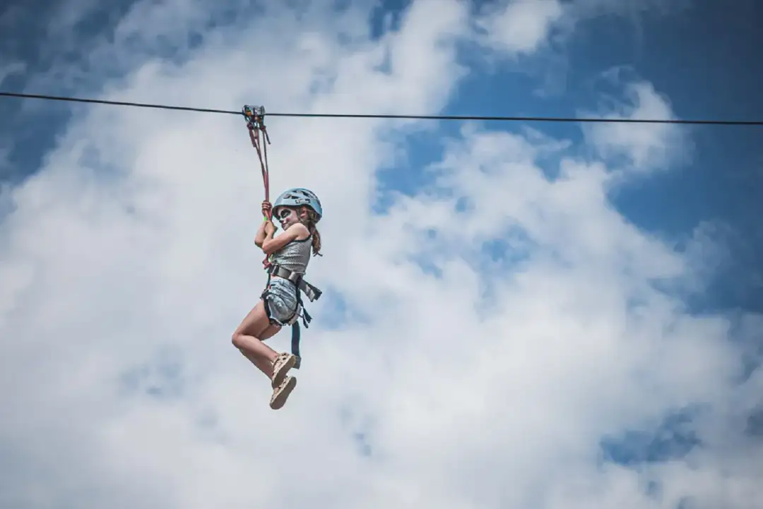 Park linowy tyrolka – emocjonujące atrakcje i bezpieczeństwo dla każdego