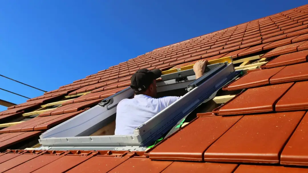 Jak zamontować okno dachowe w istniejącym dachu bez błędów?