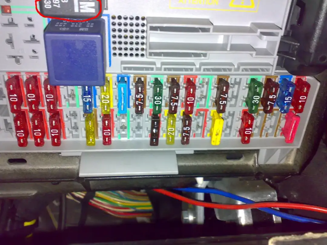 Gdzie są bezpieczniki w Opel Astra G? Odkryj łatwe lokalizacje