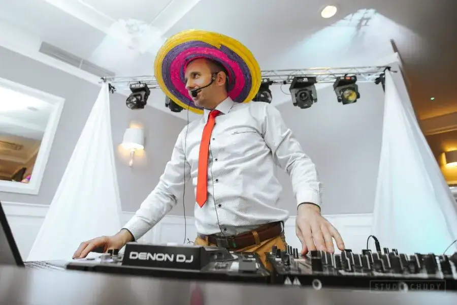 Ile kosztuje DJ na osiemnastkę? Ceny, pakiety i jak oszczędzić