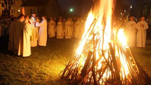Czy udział w wigilii paschalnej zwalnia z niedzielnej mszy? Sprawdź!