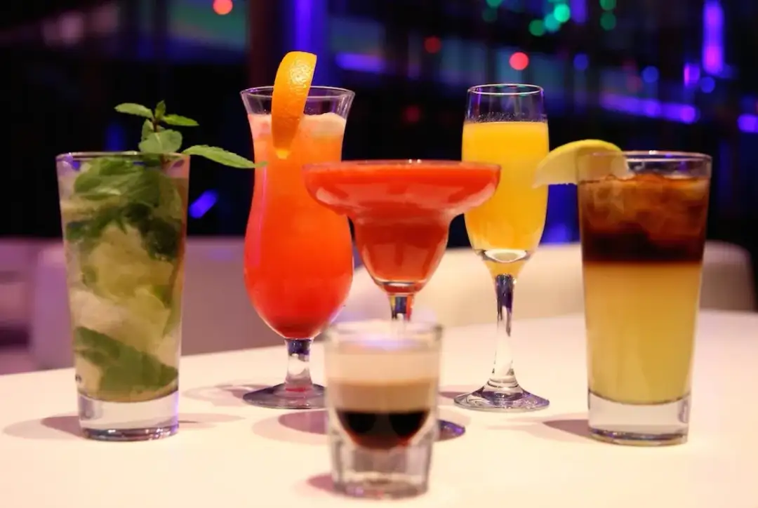 Jak nazywa się gra w której robi się drinki? Odkryj najlepsze tytuły