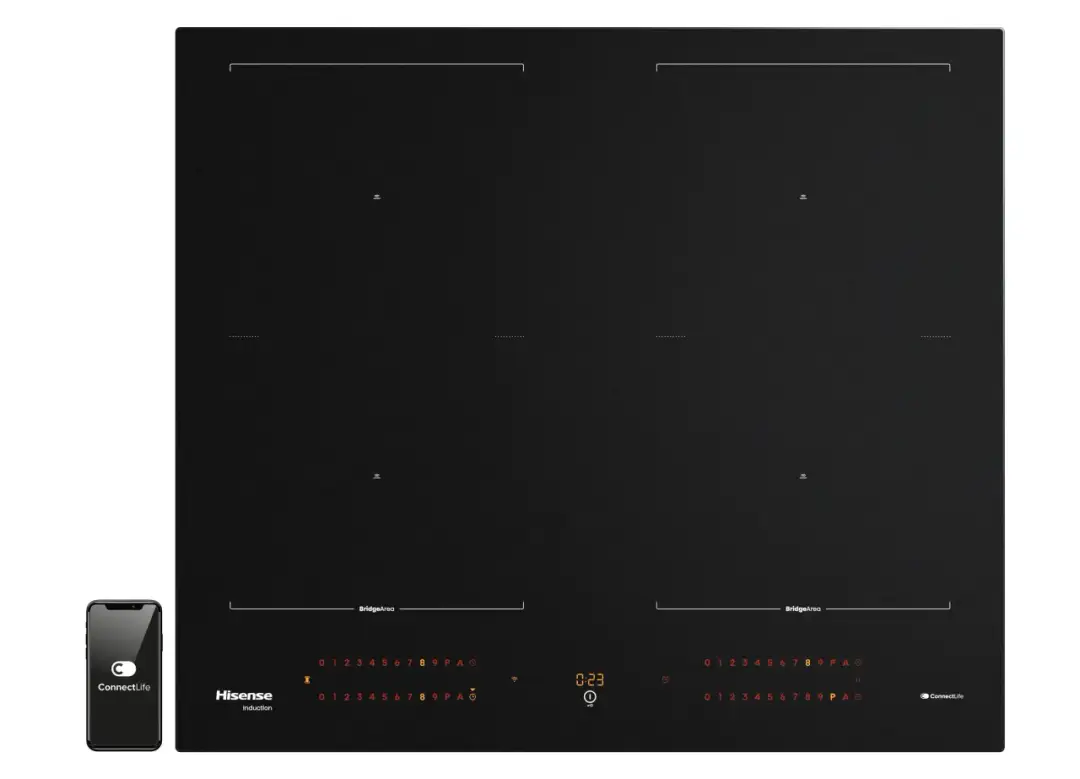 Czarna płyta indukcyjna Hisense z panelem dotykowym. Ikona "H" na kuchence indukcyjnej może oznaczać funkcję podgrzewania. Obok smartfon z aplikacją ConnectLife.