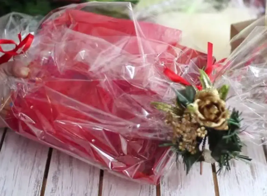 Jak zapakować naszyjnik: proste sposoby na bezpieczne i estetyczne opakowanie