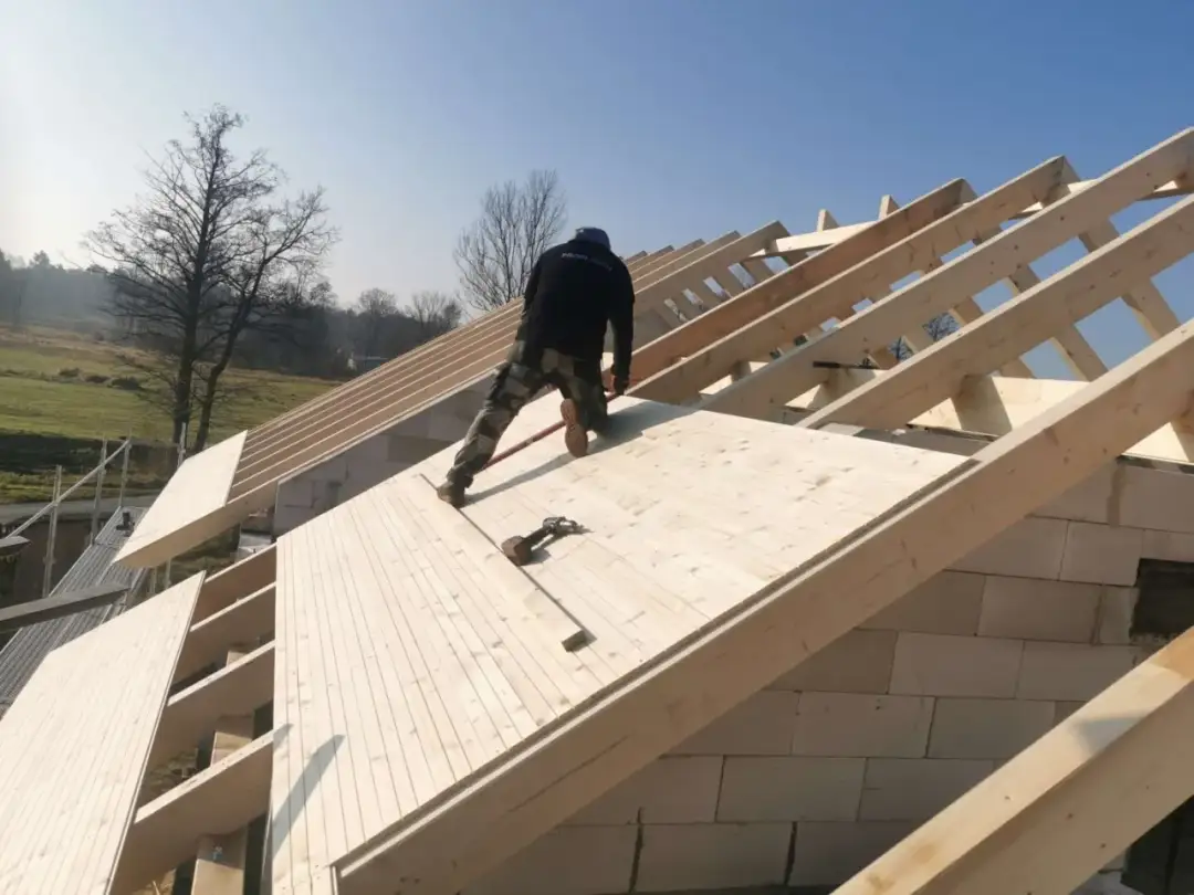 Deskowanie dachu: Kluczowe błędy, których musisz unikać przy montażu