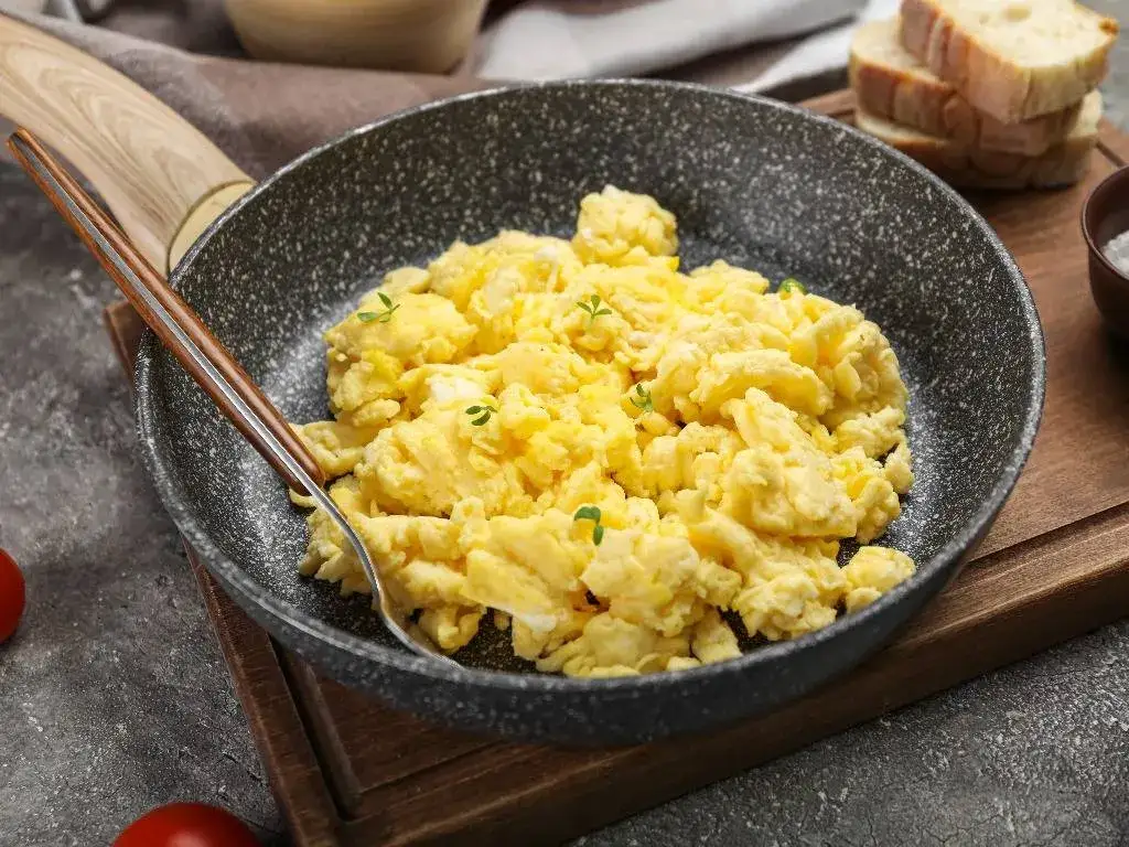 Ile kalorii ma jajecznica z 3 jajek? Zaskakujące fakty o kaloriach Ile kalorii ma jajecznica z 3 jajek? Zaskakujące fakty o kaloriach