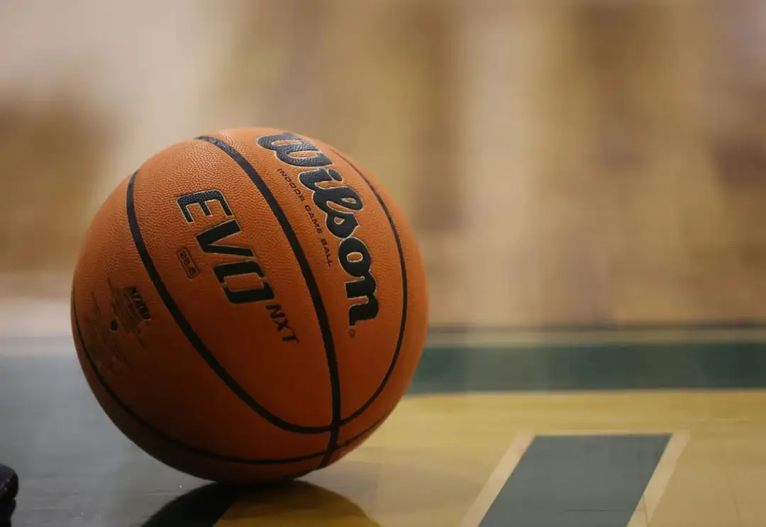 Piłka do koszykówki: Wybierz idealną! Rozmiar, materiał, marki, porady.