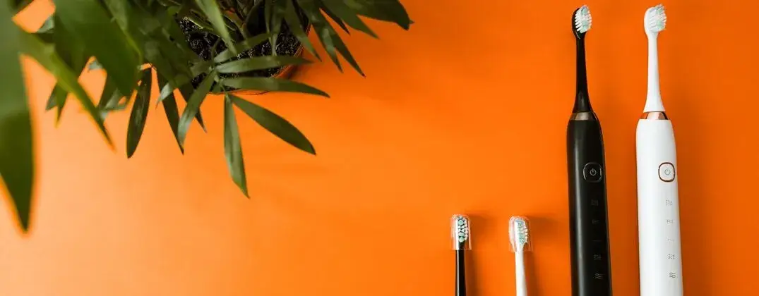 Czy szczoteczka soniczna jest lepsza od elektrycznej? Sprawdź różnice